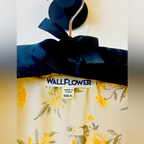 Wallflower Women's Elodie Long Sleeve V-Neck Chiffon Top size XL - Picture 2 of 6